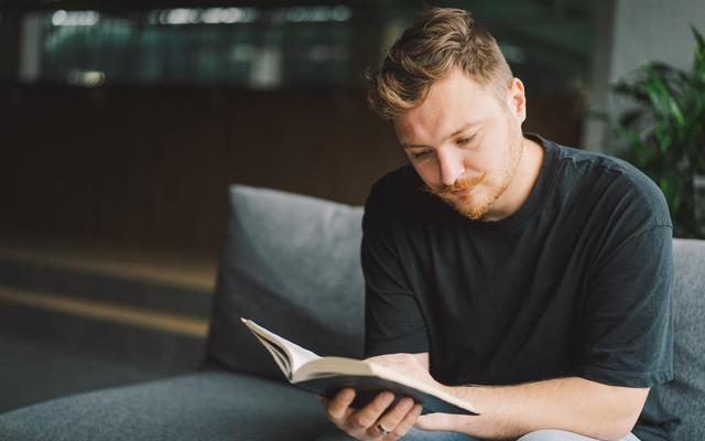 Mann liest die Bibel
