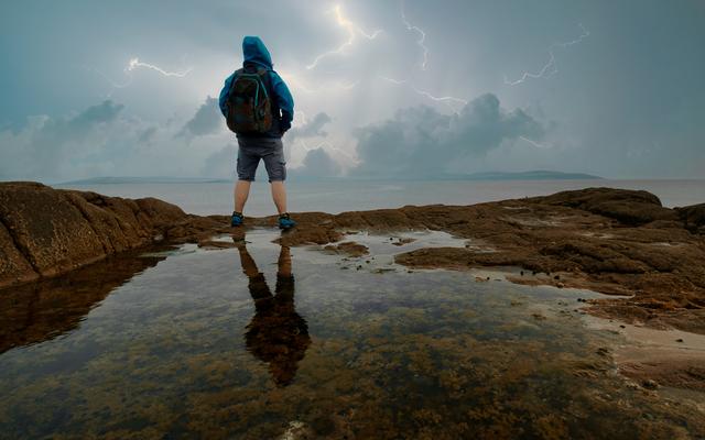 Ein Mann im Gewitter