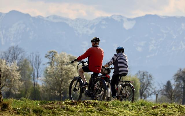 Ein Ehepaar, unterwegs mit dem E-Bike