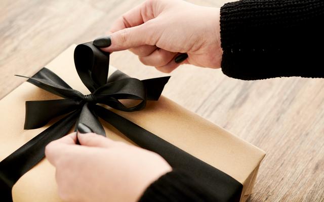 Frau öffnet ein Geschenk