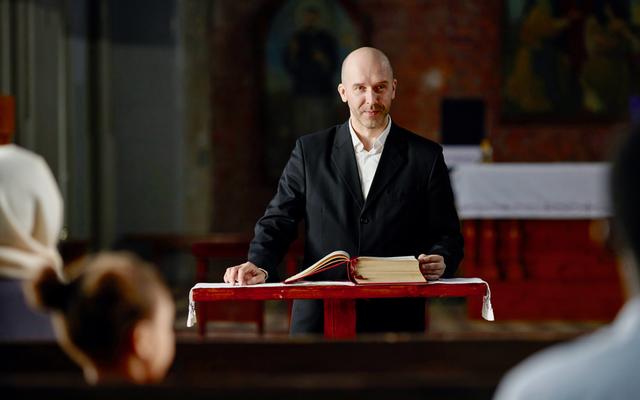 Der Pastor hält eine Predigt