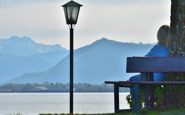 Nachdenkliche Frau am See