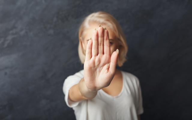 Junge Frau sagt: «Nein»