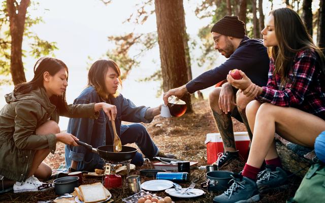 Gute Freunde beim Camping