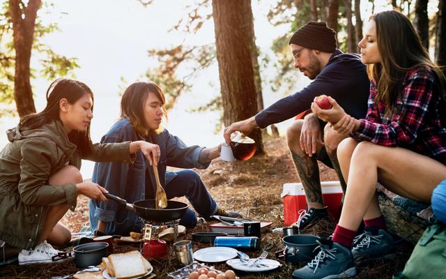 Gute Freunde beim Camping