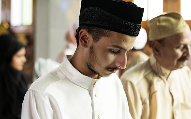 Ein betender arabischer Muslim