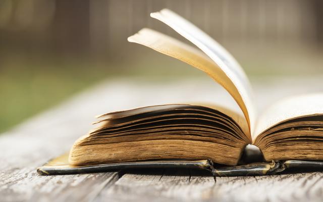 Alte Bibel aufgeschlagen