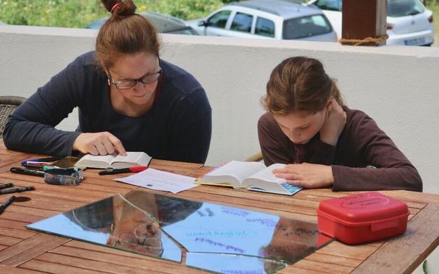 Mutter liest mit ihrer Teenager-Tocher die Bibel