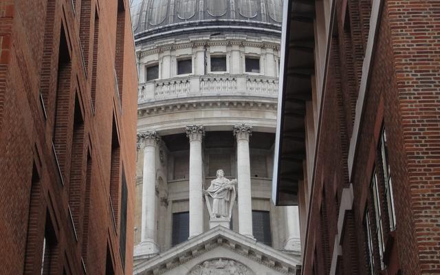 Statue des heiligen Paulus auf dem westlichen Giebel der St. Paul Catherdral