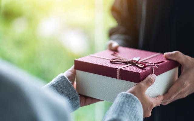 Ein Geschenk wird übergeben