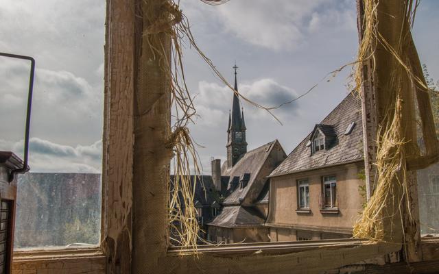 Eine Kirche aus einem kaputten Fenster