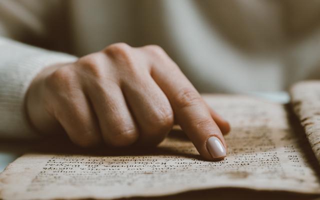 Frau liest in einem alten Buch