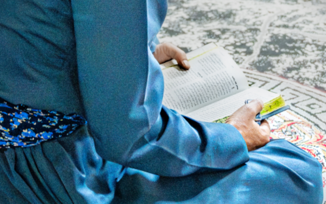 Sabir liest in der Bibel