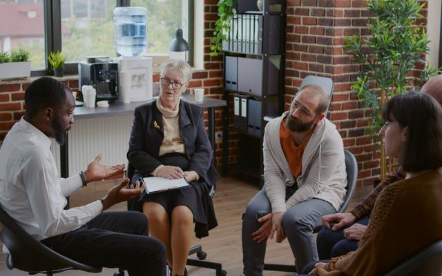 Menschen in einem intensiven Gespräch