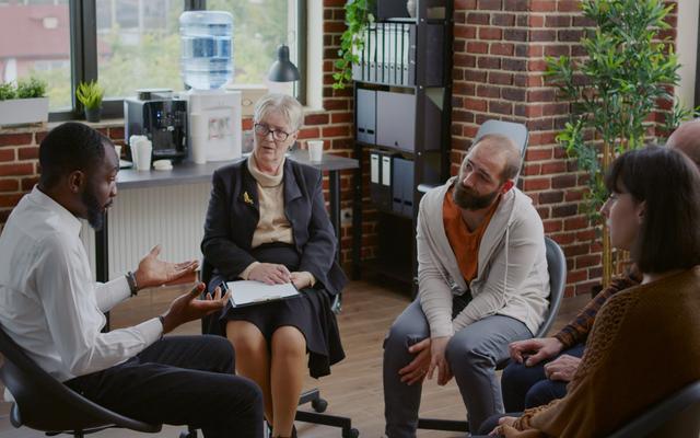 Menschen in einem intensiven Gespräch