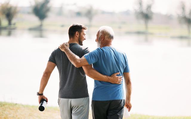 Vater und Sohn glücklich zusammen