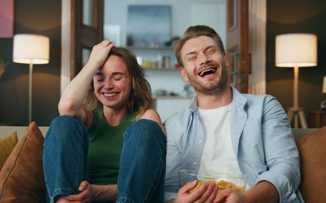 Zwei Menschen lachen über einen Witz