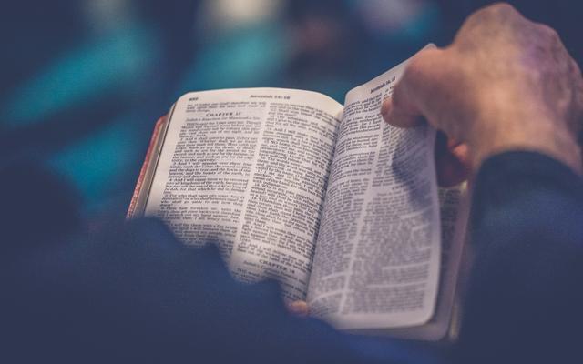 Ein Mann liest in der Bibel