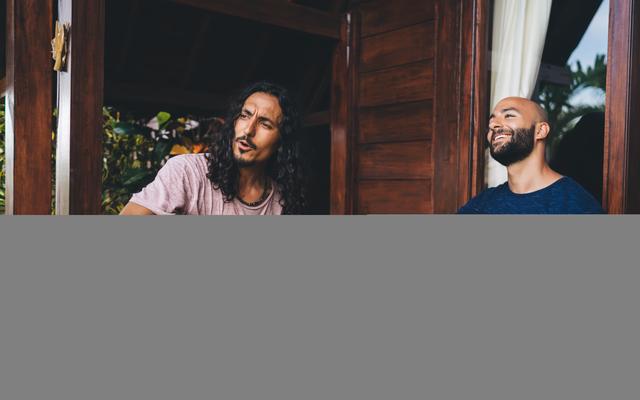 Zwei Männer singen zusammen