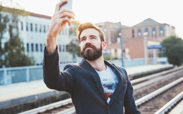EIn Mann schiesst ein Selfie an einem riskanten Ort