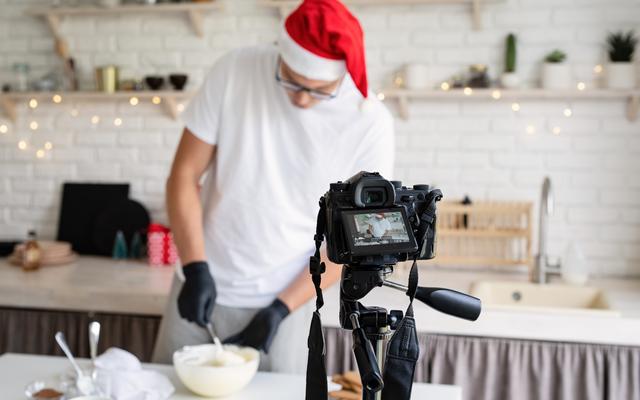 Ein Influencer nimmt ein Weihnachtsvideo auf