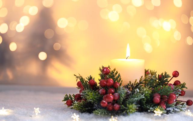 Eine Kerze vebreitet Ruhe und Licht im Advent