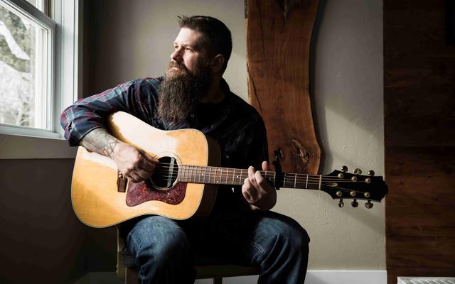 Mann spielt Gitarre