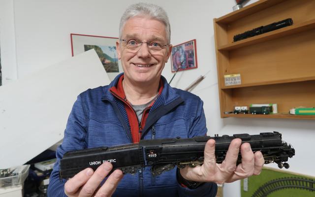 Hartmut Zeschky entspannt sich beim Modellbauen.