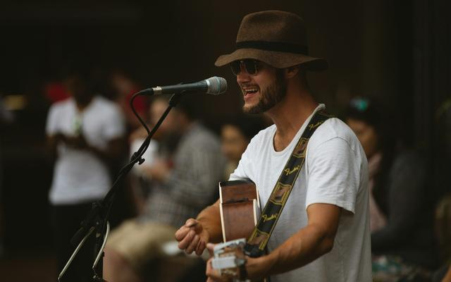Mit Gitarre und Gesang lässt es sich gut evangelisieren.