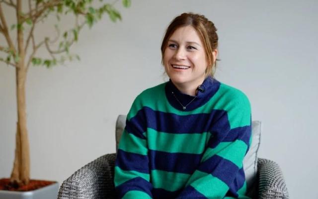 Lisa Stendall investiert sich in indigene Völker in Kolumbien.
