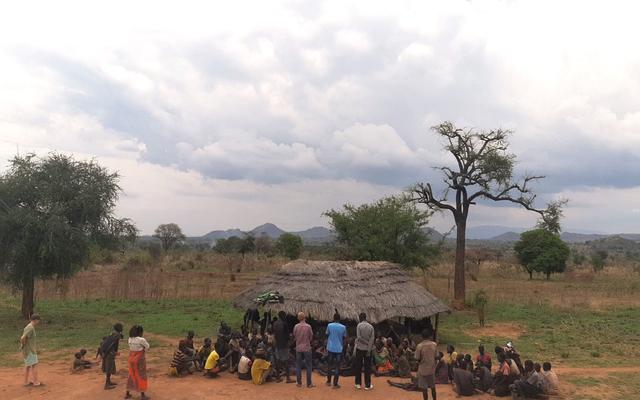 An einem düsteren und dürren Ort in Uganda