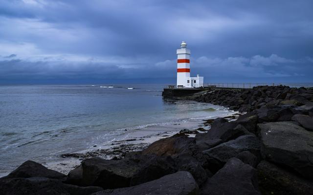 Ein Leuchtturm muss gewartet werden, damit er die Schiffe sicher leitet.