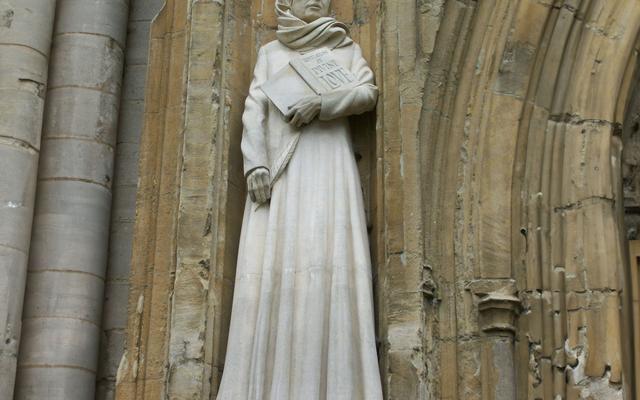 Die Statue von Juliana steht westlich vom Eingang der Kathedrale in Norwich.