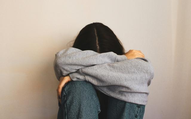 Ängstliche und einsame Frau