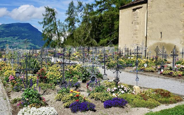 Der Friedhof der Marienkirche von Lantsch/Lenz (GR) gilt als einer der schönsten Europas.