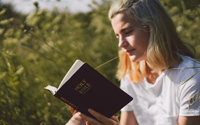 Frau, die in der Bibel liest.