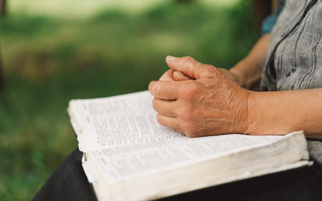 Eine alte Frau liest die Bibel (Symbolbild)