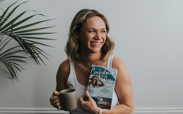 Ashley Henriott mit ihrem Buch