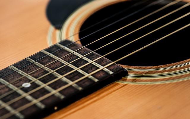 Saiten einer Gitarre