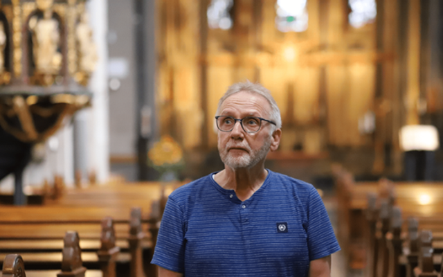 Achim Beiermann betet in einer Kirche für die vielen Anliegen