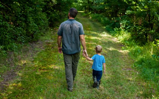 Vater und Sohn unterwegs