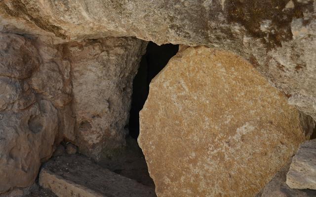 Am Ostermorgen war der Stein vor dem Grab Jesu weggerollt