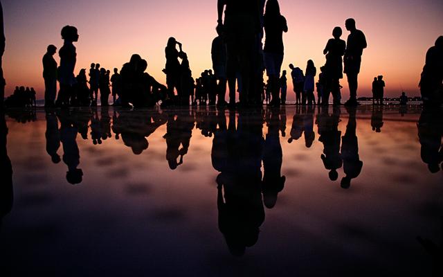 Menschen bei Sonnenuntergang