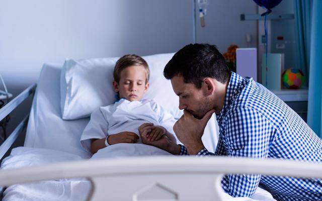 Vater besucht sein Kind im Spital