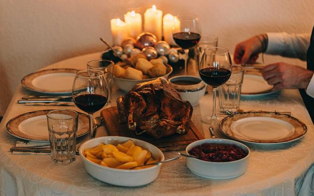 Gedeckter Tisch mit Abendmahl