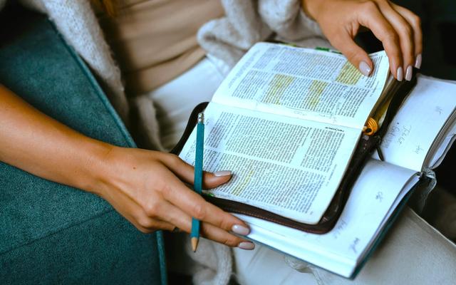 jemand-liest-in-der-bibel