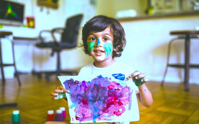 kind-spielt-mit-farben