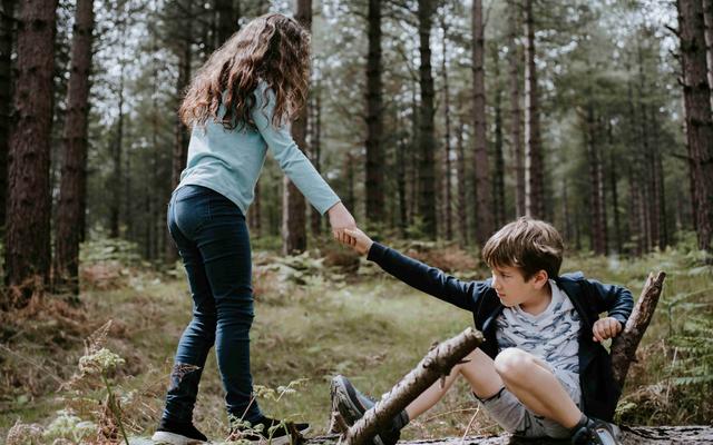 kinder-helfen-einander