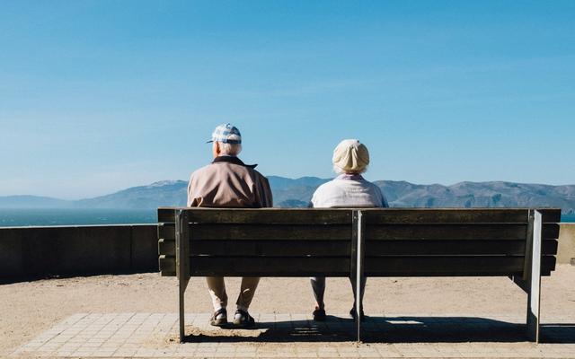Mann und Frau auf einere Bank