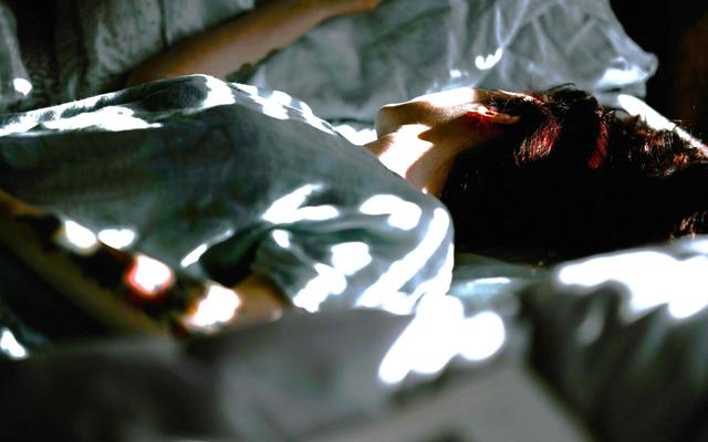 person-liegt-im-bett